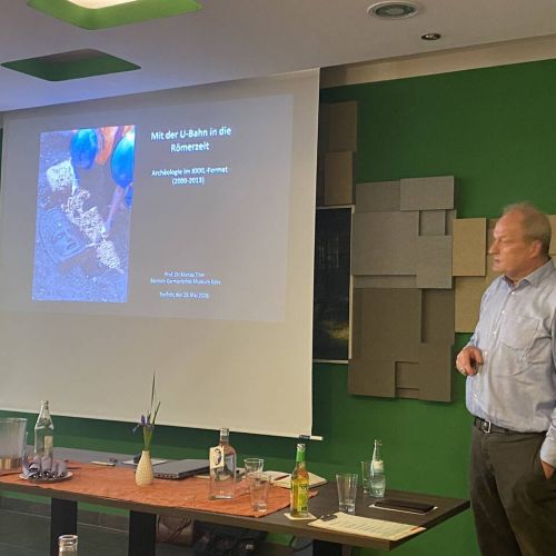 Professor Dr. Marcus Trier, Direktor des Römisch-Germanischen Museums in Köln eine besondere Zeitreise: „Mit der U-Bahn in die Römerzeit - Archäologie im XXXL-Format (2000-2013)“